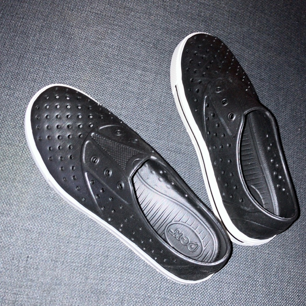 Pex size 6 women’s slip on water shoe sneaker